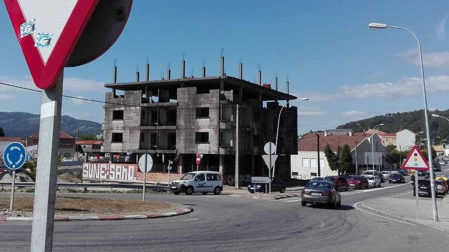 El edificio ilegal se encuentra sin terminar desde hace dos décadas en el acceso a la AP-9 en Chapela. // FdV