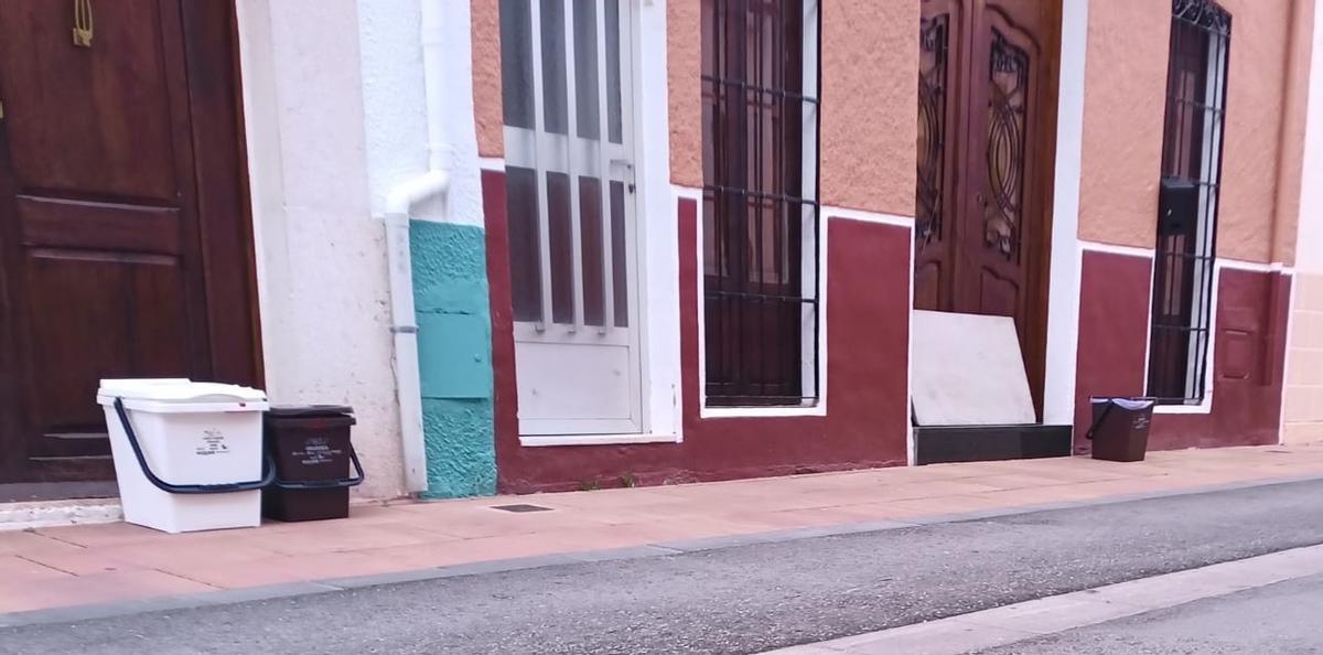 Los cubos de basura se dejan en la puerta de las casas