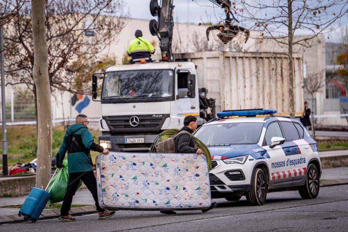 Desalojo parcial del campamento de personas sin hogar más grande de Barcelona en la Zona Franca, el pasado martes