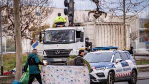Desalojo parcial del campamento de personas sin hogar más grande de Barcelona en la Zona Franca, el pasado lunes