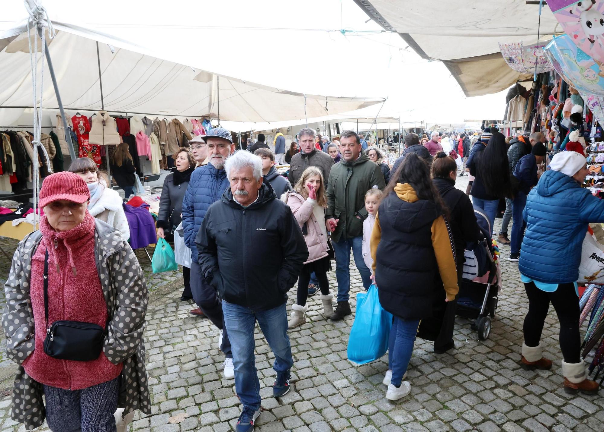 Una marea de gallegos 'invade' Valença do Minho en el día de la Constitución