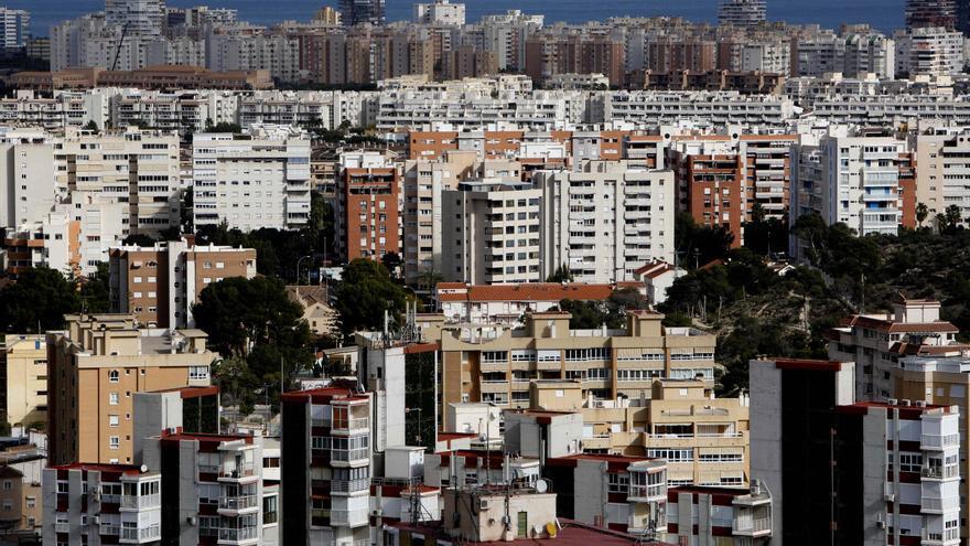 Desarrollos inmobiliarios de Playa de San Juan, vistos desde Albufereta en una imagen de archivo. / Pilar Cortés