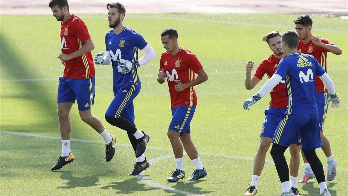 Piqué, De Gea y Vázquez corren juntos en el entrenamiento de la selección