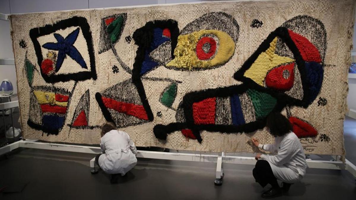 Restauración del tapiz de MIró propiedad de La Fundación 'la Caixa' en el 2022