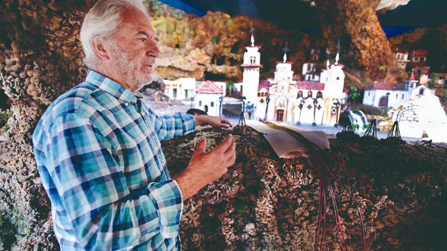 Alfredo Arencibia, durante el montaje del belén, la víspera de su inauguración. (