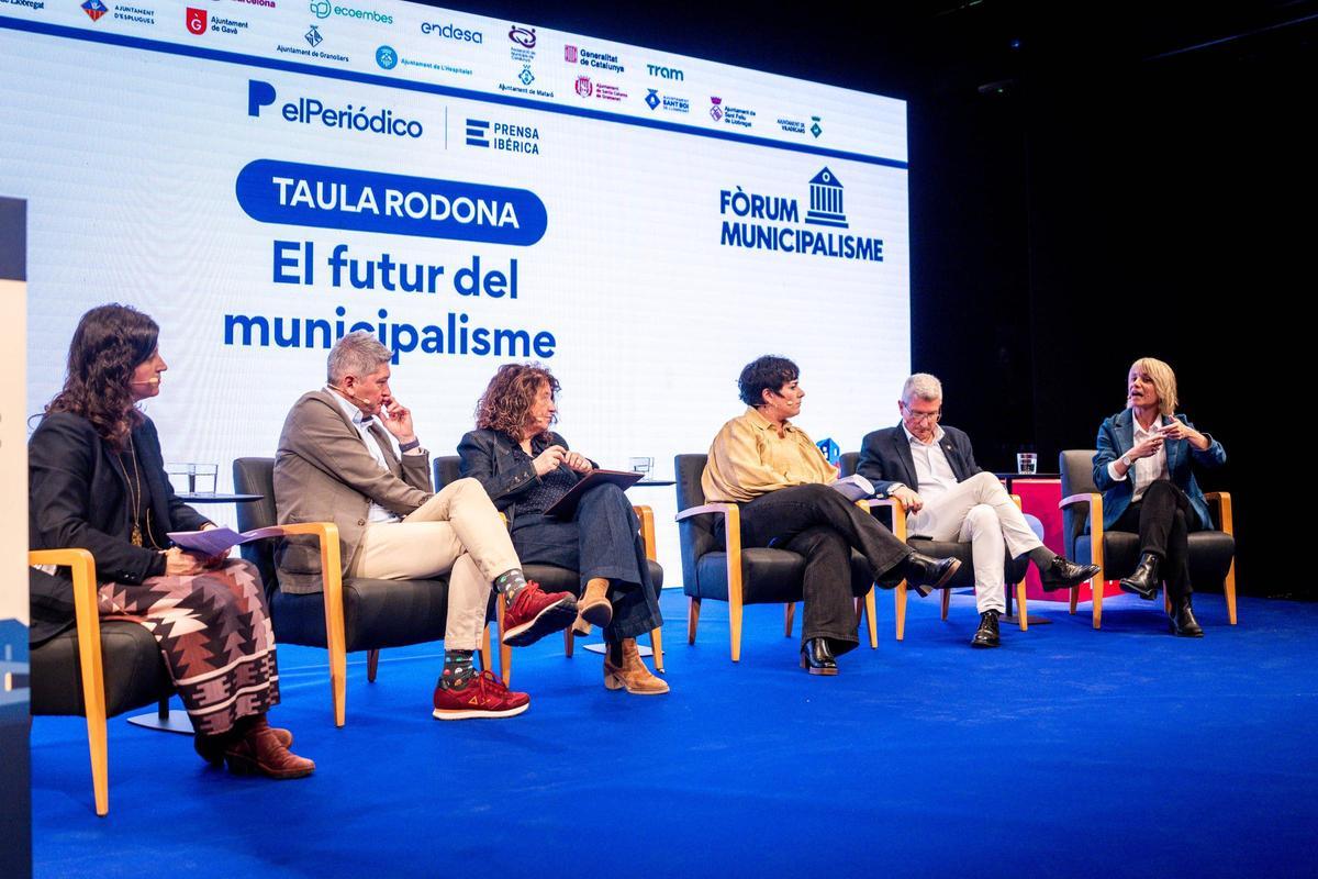 La periodista d’EL PERIÓDICO Meritxell Pauné (esquerra), amb els alcaldes de l’Hospitalet, Viladecans, Santa Coloma, Esplugues de Llobregat i Granollers, ahir al Fòrum Municipalisme.