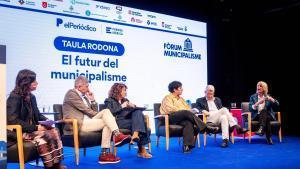 Segunda mesa redonda del Fòrum Municipalisme. De izquierda a derecha, Meritxell Pauné, la moderadora, jefa de Gran Barcelona en EL PERIÓDICO; David Quirós, alcalde de LHospitalet; Olga Morales, alcaldesa de Viladecans; Mireia González, alcaldesa de Santa Coloma de Gramenet; Eloi Hernàndez, presidente del Consell Comarcal del Bages y alcalde de Fonollosa, y Alba Barnusell, alcaldesa de Granollers.