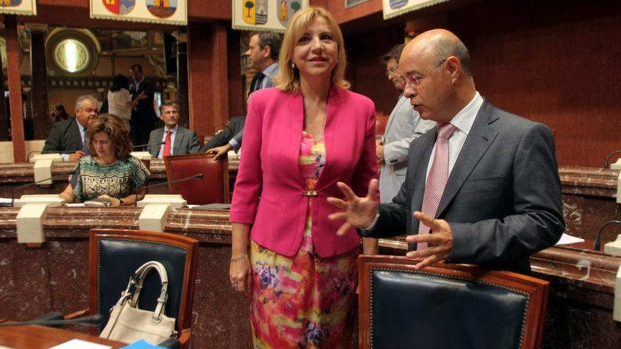 Andrés Carrillo charla en la Asamblea Regional con la consejera de Familia, Violante Tomás