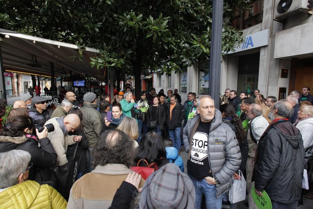 Protesta de la PAH para evitar otro desahucio en Gijón.