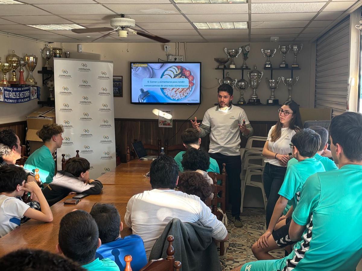 Una de las charlas impartidas en el club