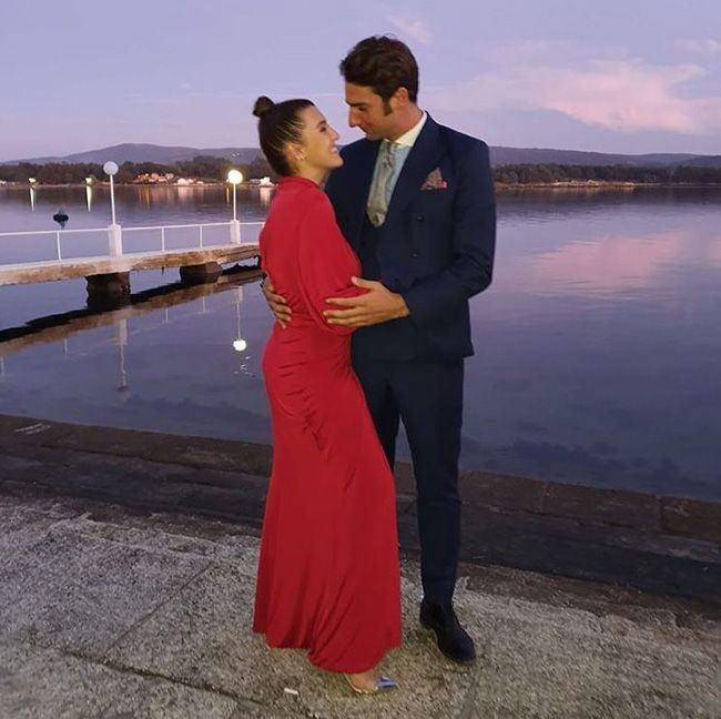 Alba Diaz y Javier Calle posando juntos junto al mar
