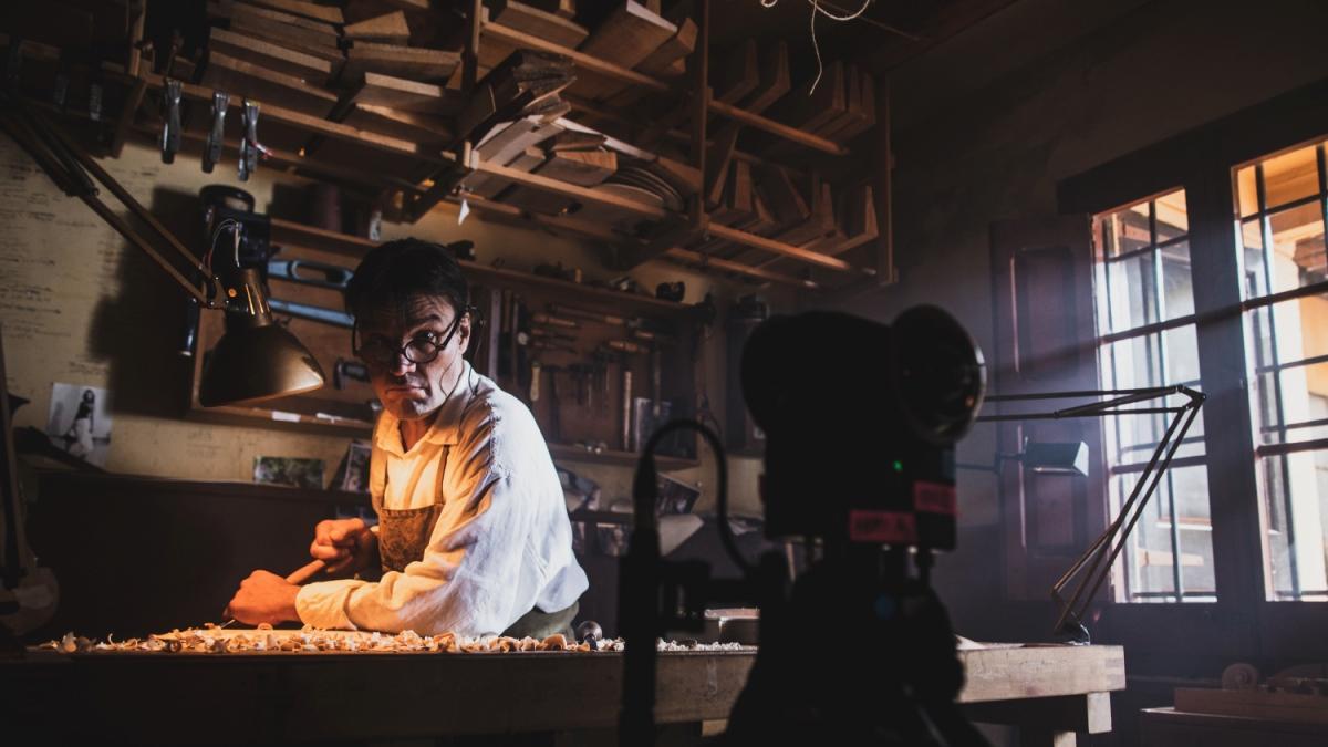 Veremos cómo trabaja en su taller un creador de instrumentos, un luthier artesano.