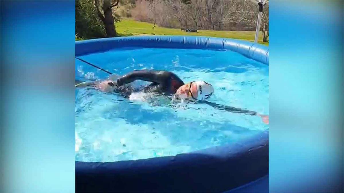 Una campeona olímpica en Río16 se entrena en una piscina hinchable de 2 metros