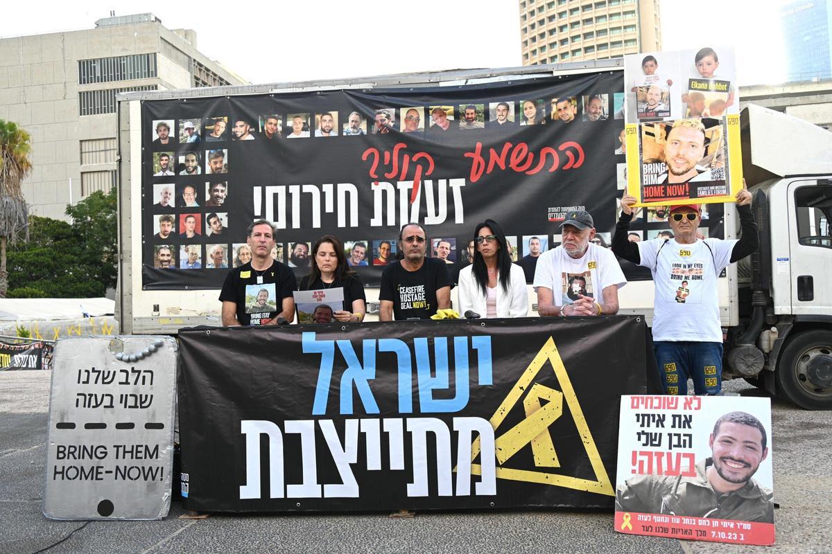 Manifestantes israelíes bloquean las carreteras del país para pedir un acuerdo en Gaza