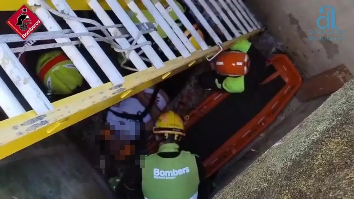 Herido un hombre tras caer a una tumba en un cementerio