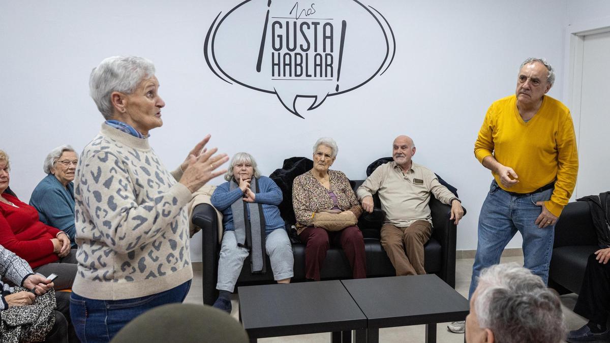 Manuel y Mario interpretan una parte de la obra de teatro que representaron ante todo el centro.