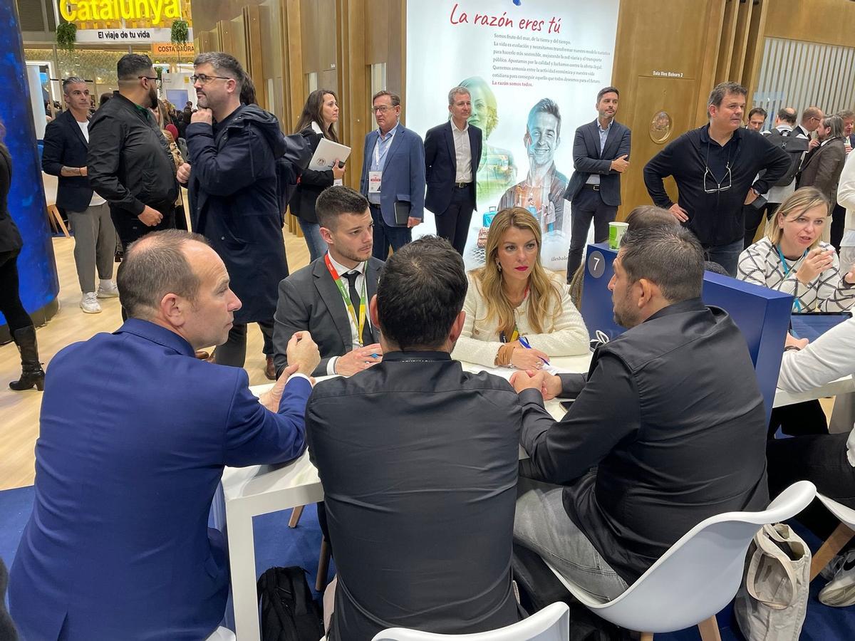 Lluís Toni Siero y Estefanía Gonzalvo, reunidos en Fitur.