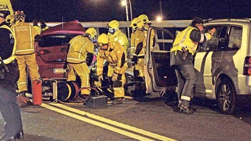 La guardia  civil examina el coche donde viajaban los tres heridos graves en el  siniestro.