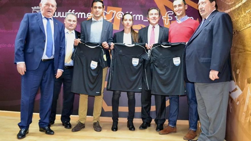 Los tres árbitros internacionales reciben sus escarapelas