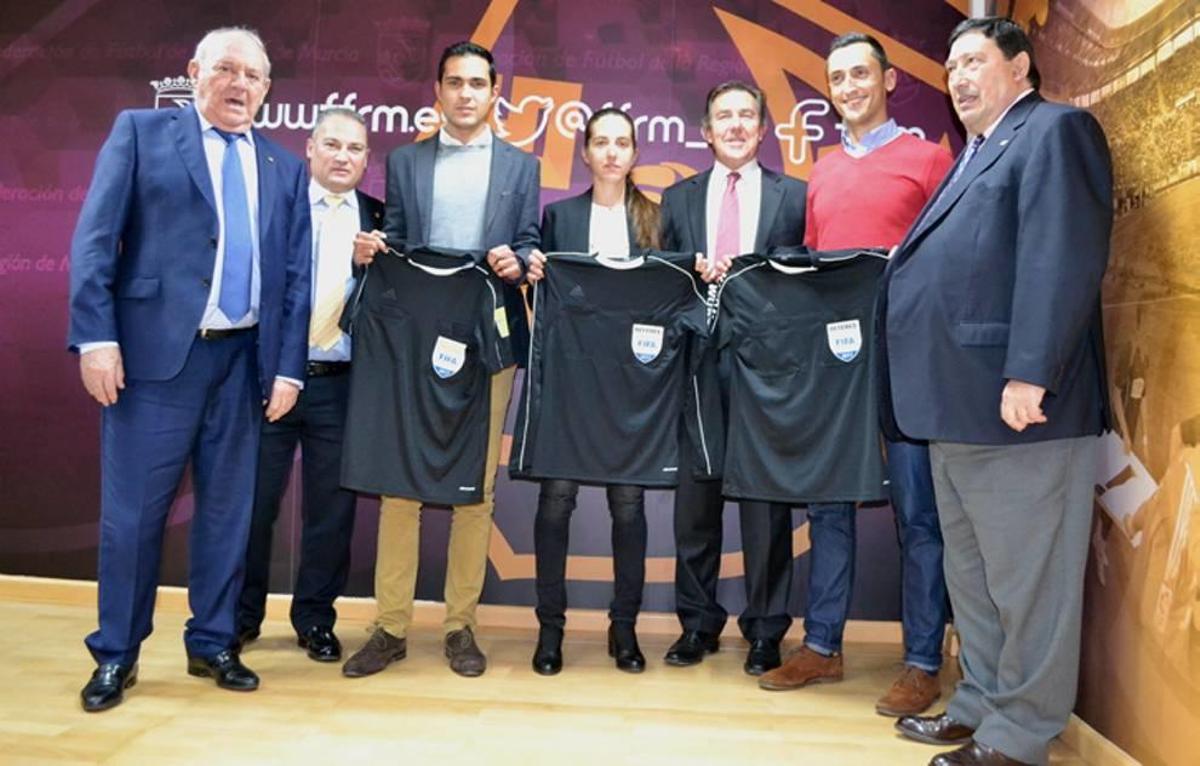 Los tres árbitros internacionales reciben sus escarapelas