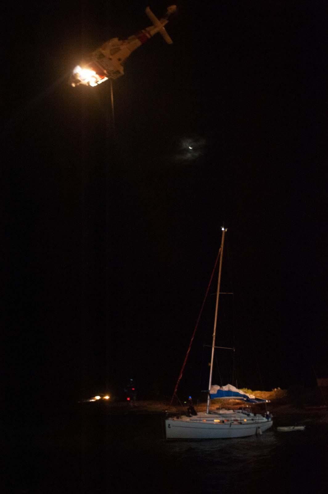 Un velero queda embarrancado en el puerto de la Savina en Formentera