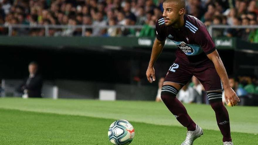 Rafinha se dispone a centrar un balón durante el partido del pasado miércoles en el Villamarín. // LOF