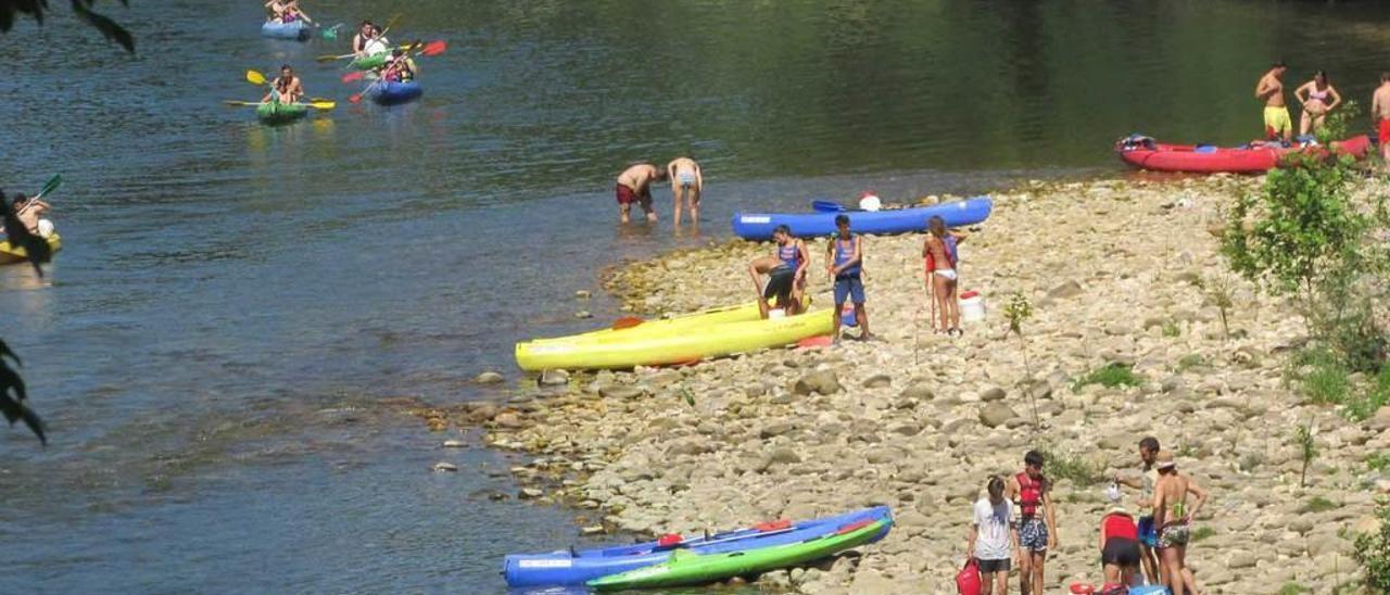 Un grupo de usuarios de canoas turísticas, ayer, a la altura de Bode, en Parres.