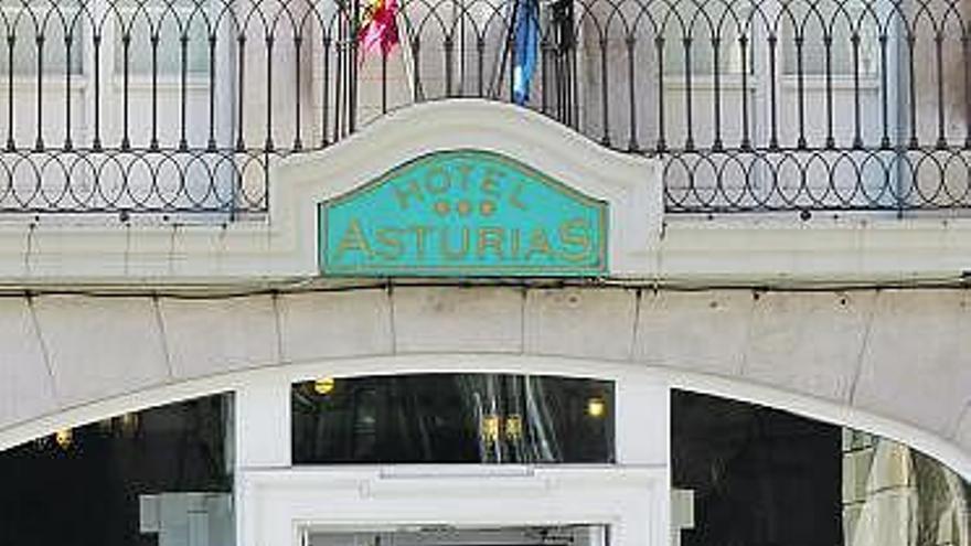 Una ciclista pasa por delante del hotel Asturias, en la plaza Mayor.