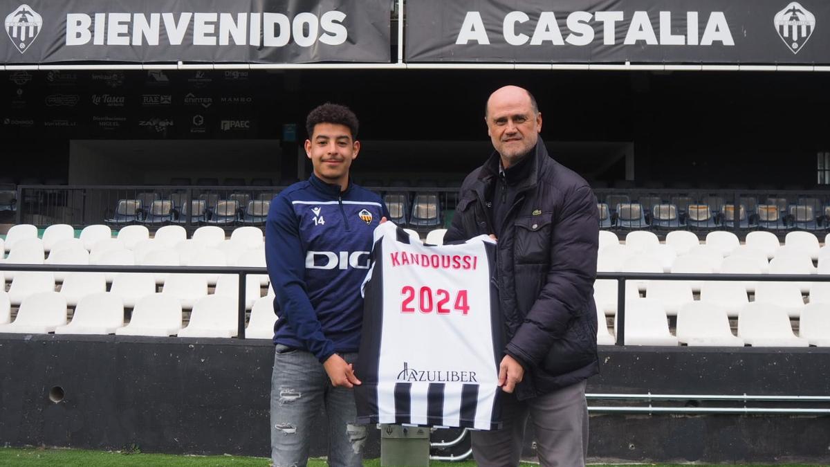 Bilal Kandoussi posando junto a Fernando tras renovar con el Castellón.