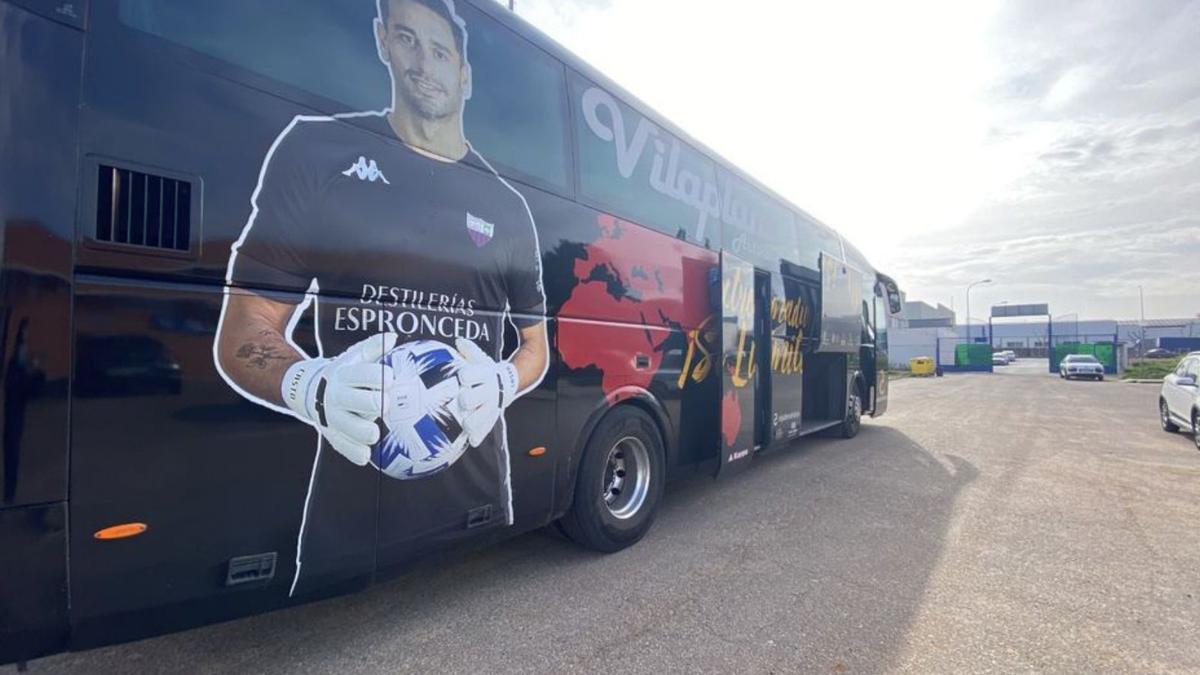 El autobús del Extremadura, ayer en la ciudad deportiva. |  // R. M.