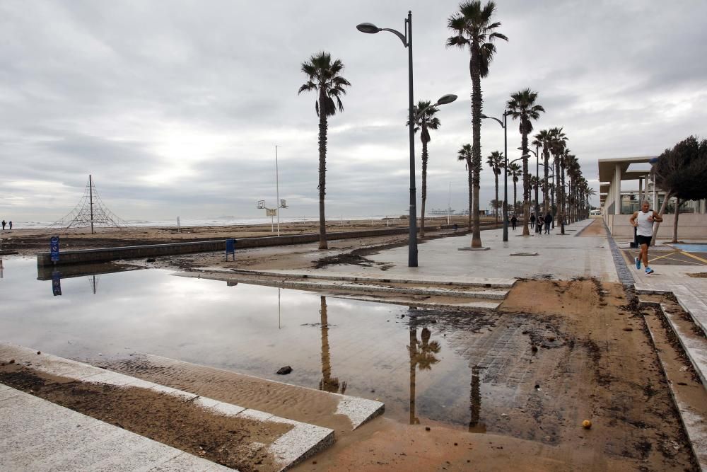 Destrozos en la playa de la Patacona