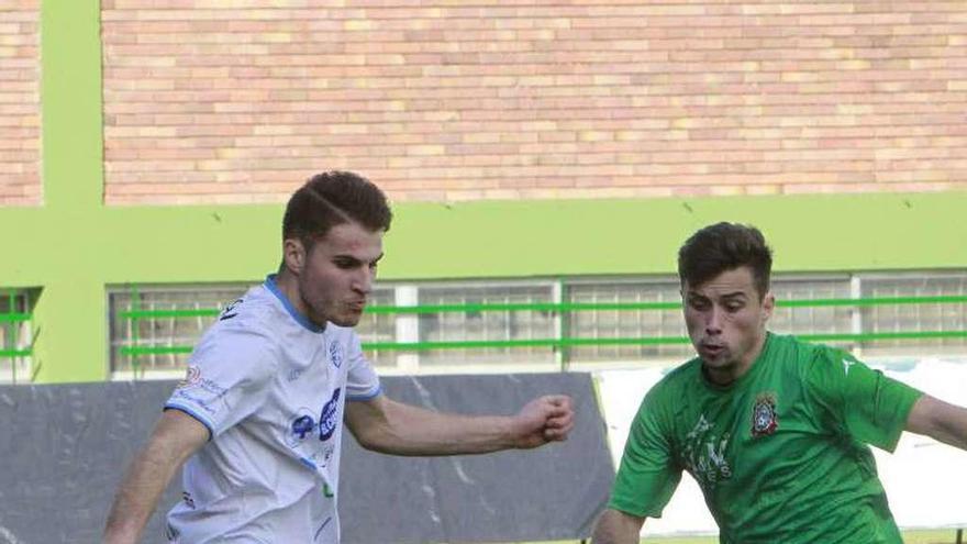 Un jugador del Ourense CF controla un balón, ayer en O Couto. //J.R.