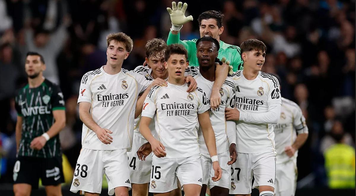 Palacios, Huijsen, Courtois, Camavinga y Diego Aguado celebran el gol de Güler.