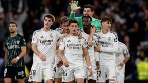Palacios, Huijsen, Courtois, Camavinga y Diego Aguado celebran el gol de Güler.