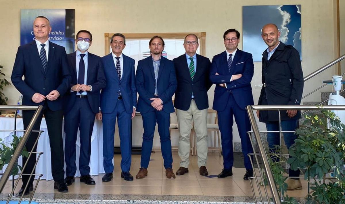 Asistentes a la exhibición en la sede de Darlim en el Polígono de A Granxa, en Porriño.   | // D.P.