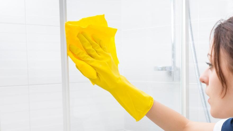 Adiós a la cal: cómo limpiar la mampara de la ducha fácilmente