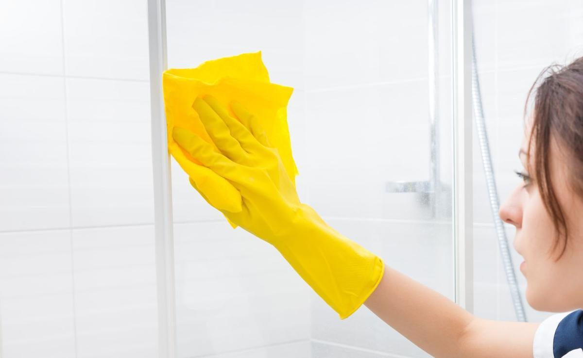 El método más rápido para limpiar la mampara de la ducha sin esfuerzo -  VÍDEO