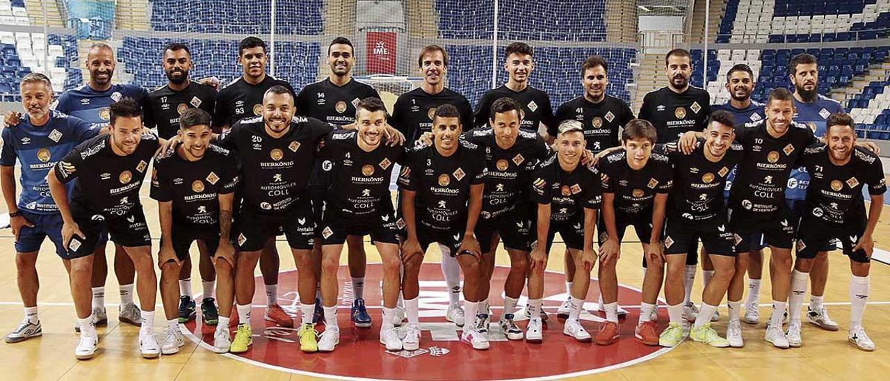 La plantilla al completo del Palma Futsal posa ayer antes de dar el pistoletazo de salida a la temporada.