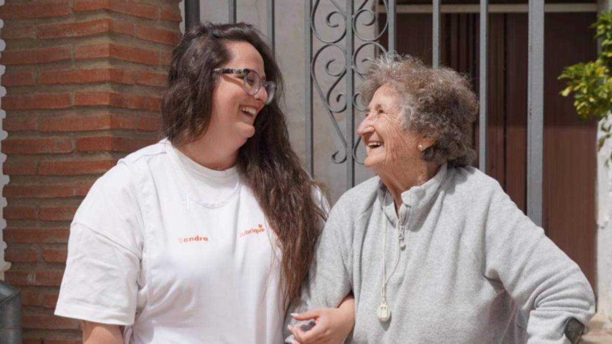 Una auxiliar de enfermería junto con una persona mayor en Jubrique. | L.O.