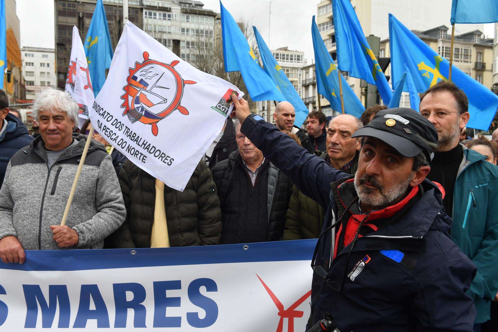 Concentración en la Delegación del Gobierno de la Cofradía de Pescadores en defensa de la pesca y los ecosistemas marinos