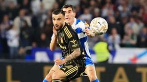 Rober González, pura clase, pelea por un balón ante el Deportivo.