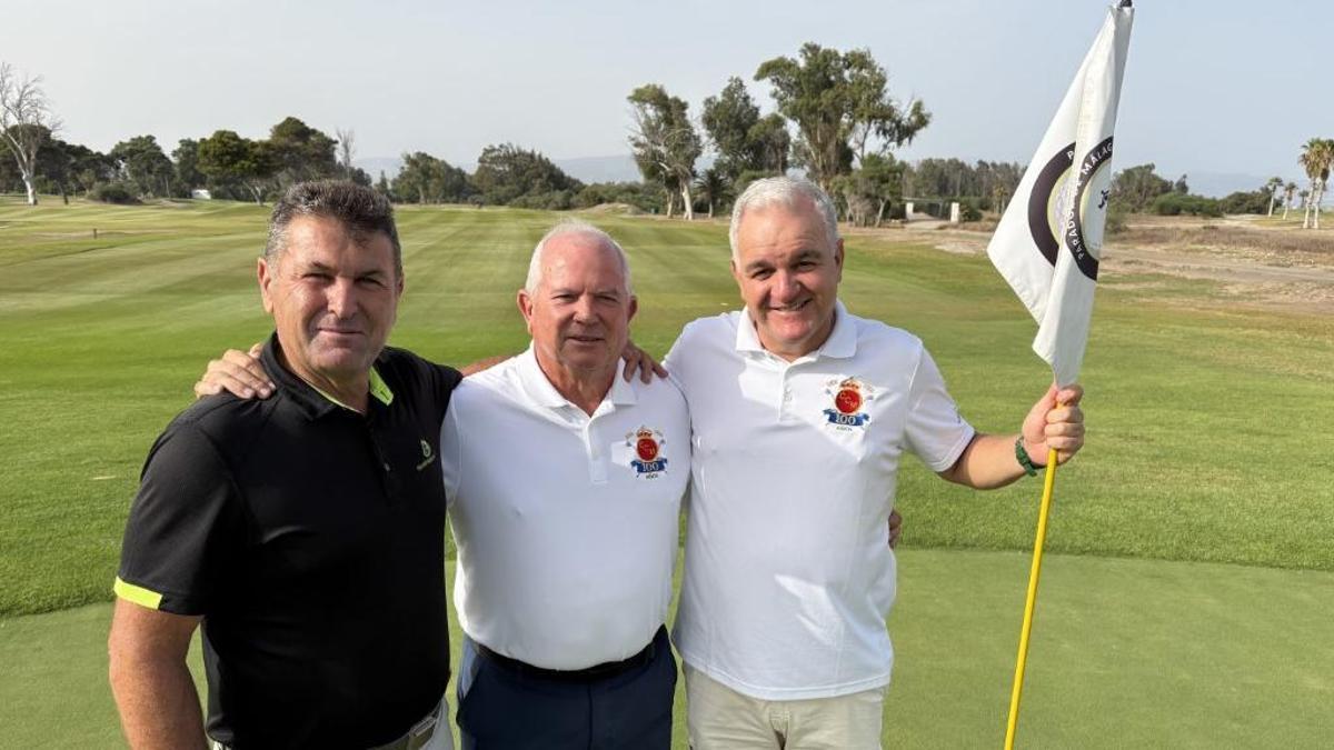 Luis Navarro (izq.), José Antonio García y Antonio Cerdán, en el campo de golf del Parador de Málaga Golf.