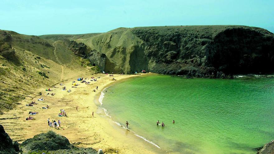 En la cueva del fondo, a la izquierda de la imagen, ha tenido lugar la detonación del objeto hallado hoy en la playa de Papagayo.