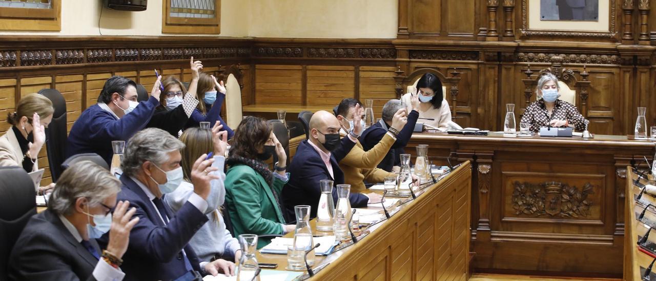 La bancada de la oposición, durante un pleno, en una imagen de archivo, con la Alcaldesa a la derecha.