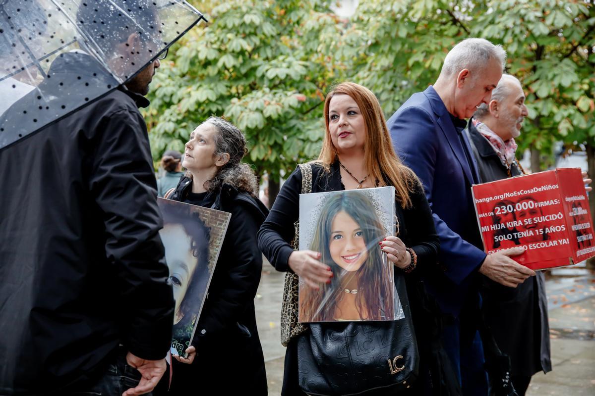 Los padres de Kira López, una niña que se suicidó a los 15 años a causa del acoso escolar, entregando más de 230.000 firmas en el Congreso de los Diputados con motivo del Día Internacional contra Violencia, Acoso Escolar y Ciberacoso