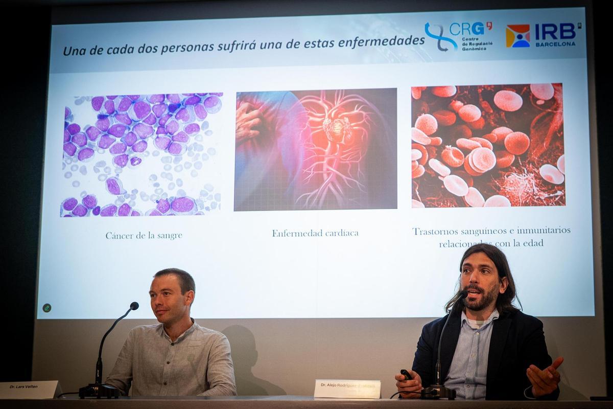 Dos de los autores del estudio sobre los 'códigos de barras' que revelan cómo envejece la sangre, en la presentación de la investigación