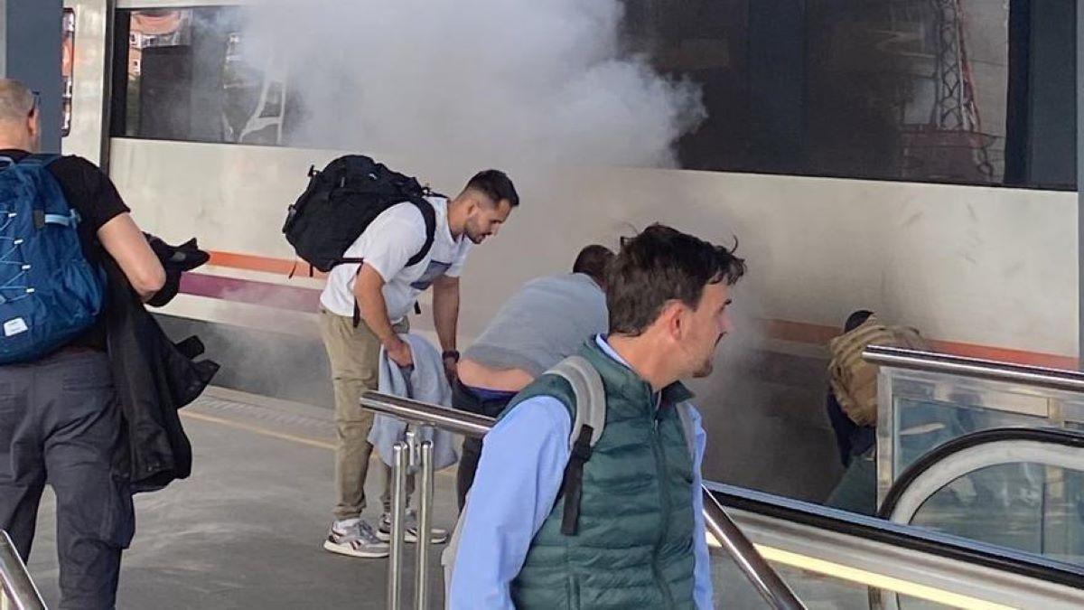 El tren de Madrid a Extremadura sale ardiendo en la estación de Leganés (Madrid)