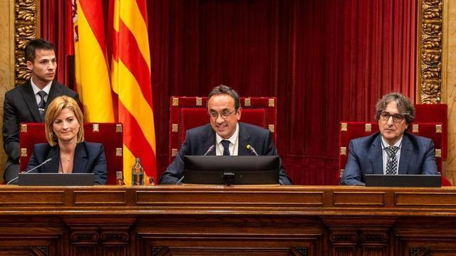 Raquel Sans (ERC), vicepresidenta primera de la Mesa; Josep Rull (Junts), president del Parlament; i David Pérez (PSC), vicepresident segon de la Mesa.