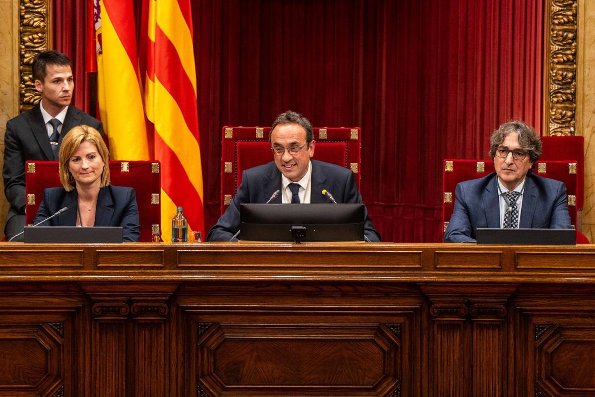 El PSC, Junts i ERC ultimen una reforma del reglament del Parlament per blindar les multes per discursos d’odi