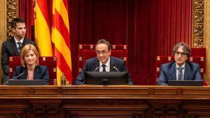 El PSC, Junts i ERC ultimen una reforma del reglament del Parlament per blindar les multes per discursos d’odi